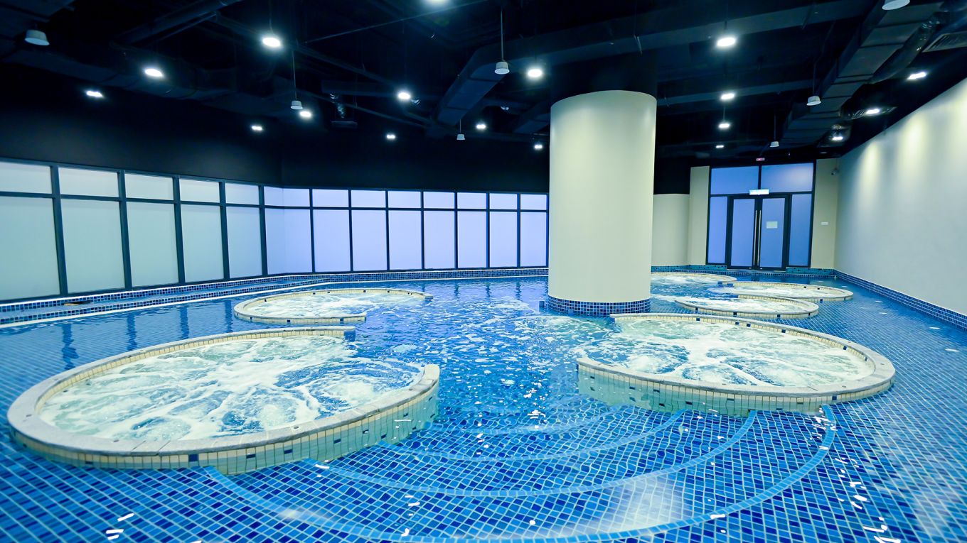 strongjacuzzi-bath-strong